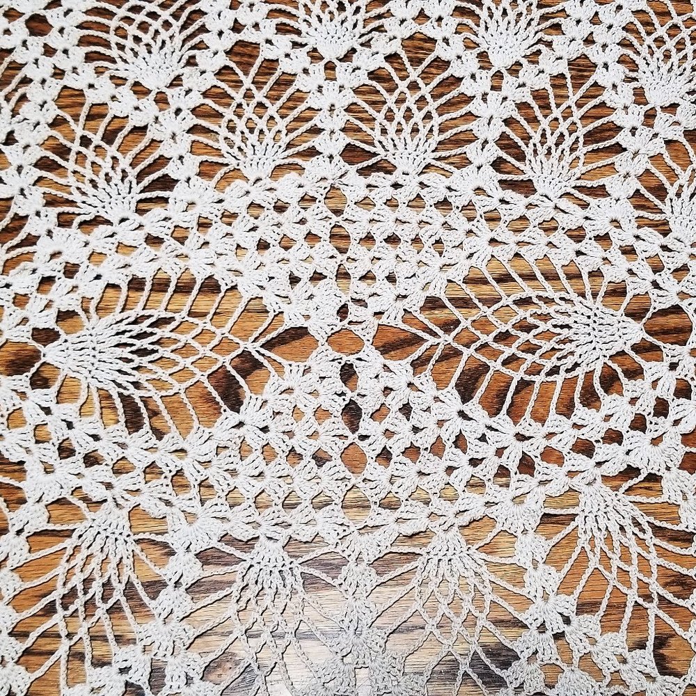 Vintage Style New Hand Crafted 34"x25" Natural Pineapple Doily - Picture 3 of 4